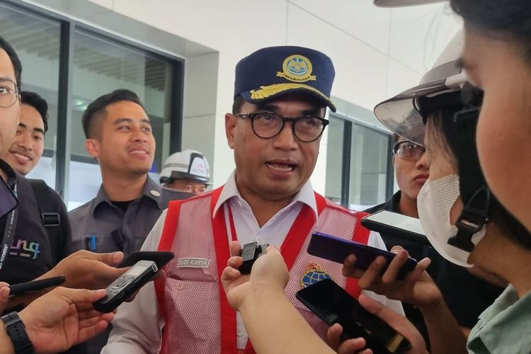 Menteri Perhubungan Budi Karya Sumadi saat ditemui di Stasiun Halim, Jakarta, Kamis (22/6/2023). Menhub mengatakan pemerintah akan membangun bandara VVIP di IKN.