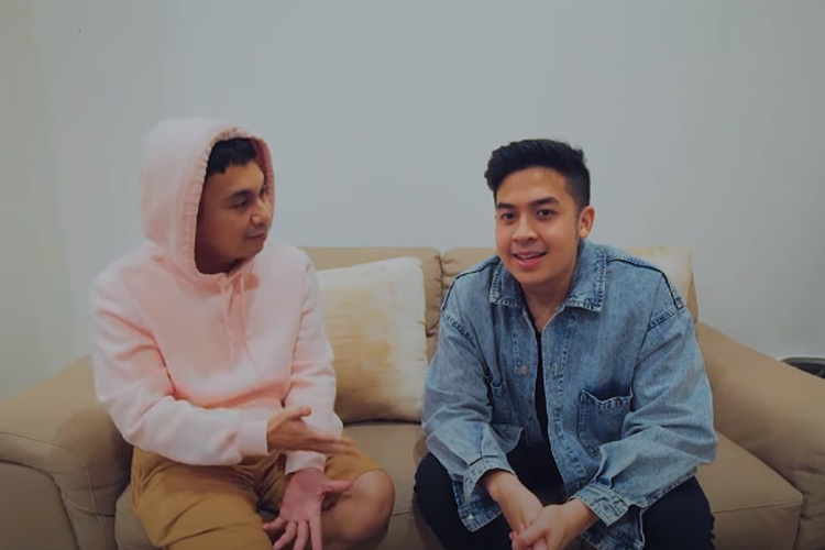 Komika Raditya Dika mengundang YouTuber Jerome Polin ke rumahnya.