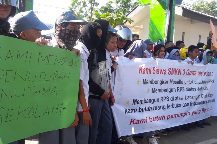 Ratusan siswa SMK Negeri 3 Kabupaten Gowa, Sulawesi Selatan menggelar unjukrasa menolak pembangunan fasilitas sekolah yang dinilai boros anggaran. Senin, (10/9/2018).