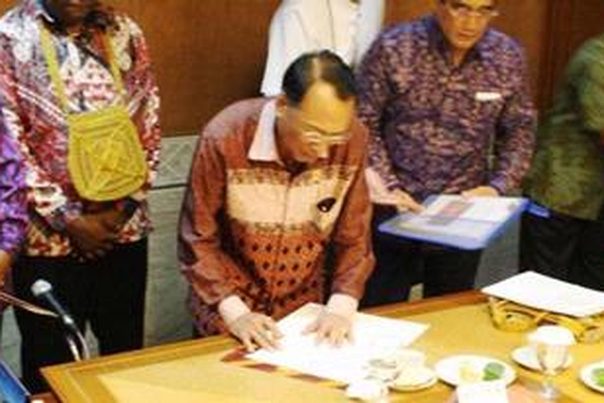 Ilustrasi: Menteri Kebudayaan dan Pariwisata Jero Wacik menandatangani berkas nominasi Warisan Budaya Takbenda Unesco disaksikan Julianus dari Komunitas Papua, I Wayan Dibia dari Komunitas Tari Bali, dan Direktur Utama TMII Sugiono di Gedung Sapta Pesona, Jakarta,  Senin (28/3/2011).