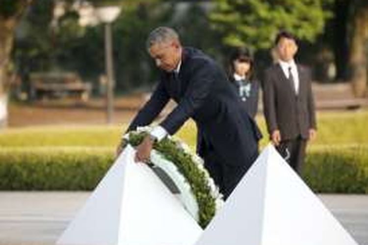 Presiden AS Barack Obama meletakkan karangan bunga di  Peace Memorial Park di Hiroshima, Jepang, Jumat (27/5/2016).
