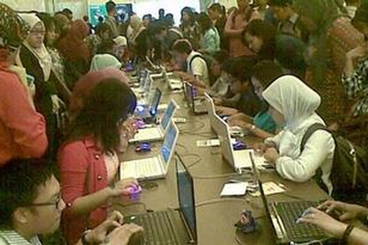 Pengunjung KKF 2013 Surabaya antre registrasi online.