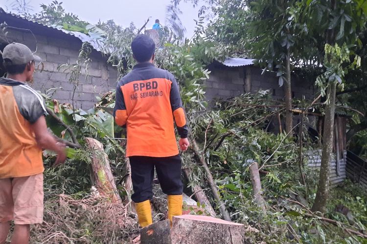 Assesment dilakukan anggota BPBD Kabupaten Semarang terhadap rumah yang rusak karena angin puting beliung