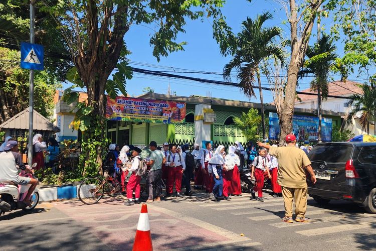 Seragam Gratis Terlambat Realisasi, Siswa Baru Kota Pasuruan Pakai Seragam Lama
