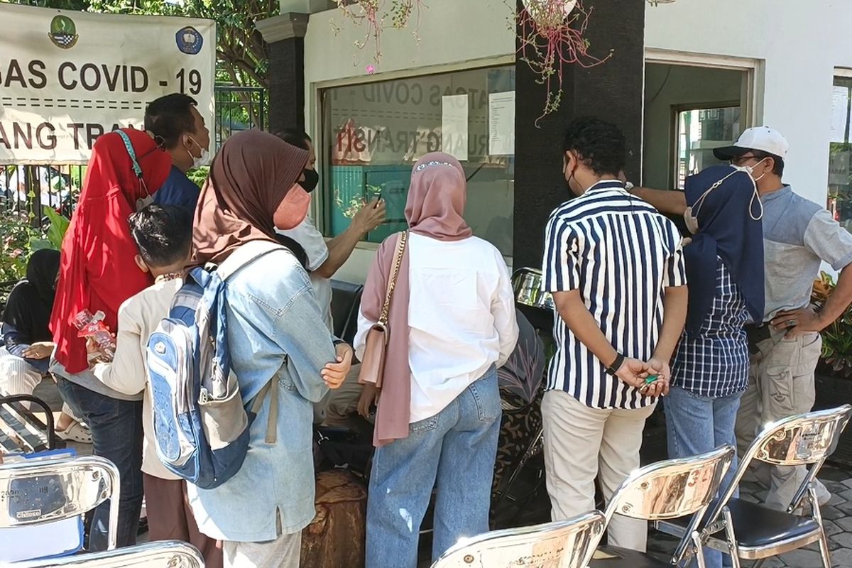Sejumlah orangtua murid yang datang ke salah satu sekolah menengah atas (SMA) di Kota Bekasi, Jumat (3/6/2022). Adapun kepentingan mereka datang ke sekolah tersebut untuk mencari tahu informasi terkait sulitnya mendaftarkan akun di situs penerimaan peserta didik baru (PPDB) online. 