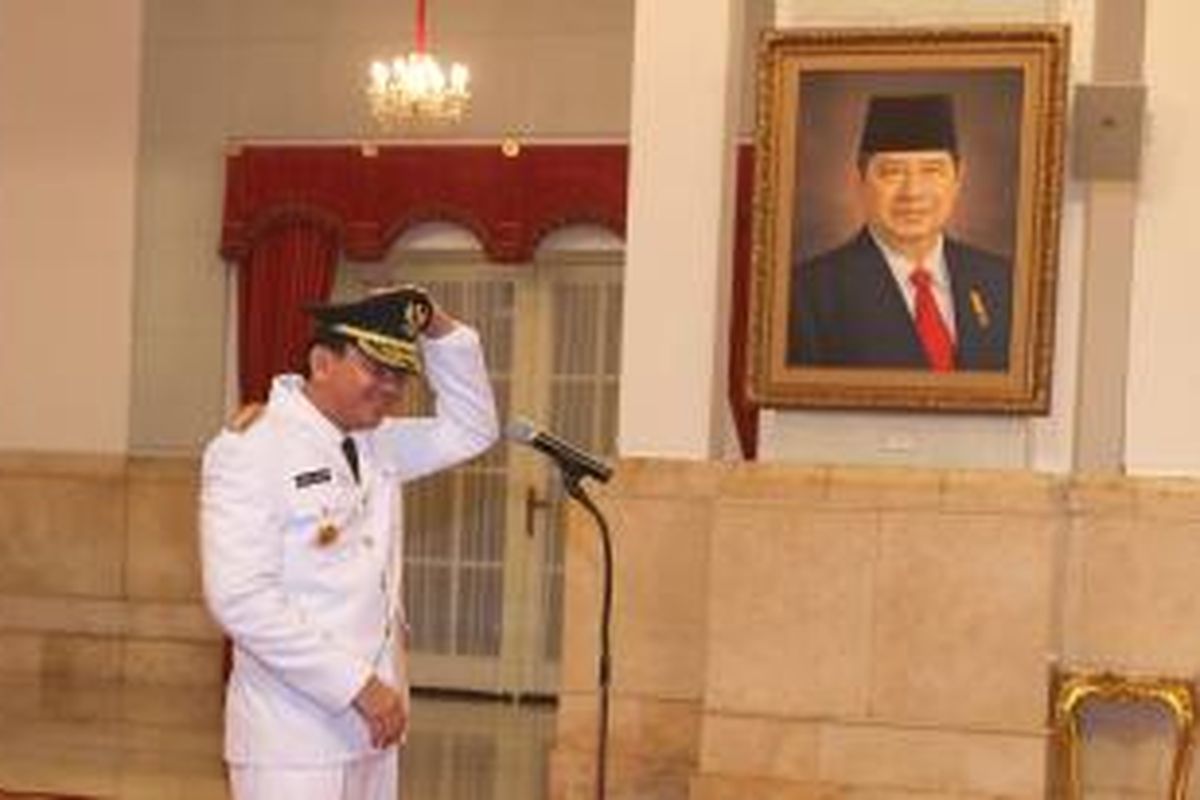 Basuki Tjahaja Purnama melakukan persiapan pelantikan dirinya sebagai Gubernur DKI Jakarta sisa masa jabatan 2012-2017, di Istana Negara, Jakarta, Rabu (19/11/2014). Basuki yang akrab disapa Ahok merupakan gubernur ketiga yang dilantik langsung oleh presiden setelah Ali Sadikin yang dilantik Presiden Soekarno dan Sri Sultan Hamengku Buwono X yang dilantik Presiden Susilo Bambang Yudhoyono. TRIBUNNEWS/DANY PERMANA