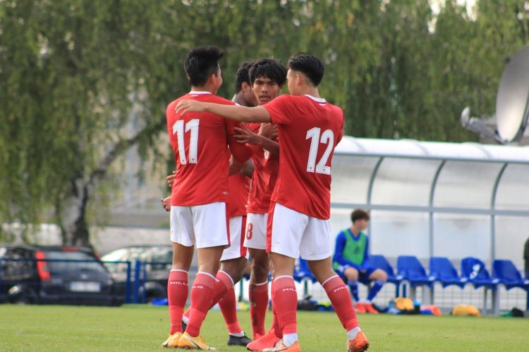Winger timnas U19 Indonesia (kiri) Witan Sulaeman merayakan golnya ke gawang Dinamo Zagreb pada laga uji coba di komplek Stadion Stadion Maksimir, Senin (28/9/2020). 