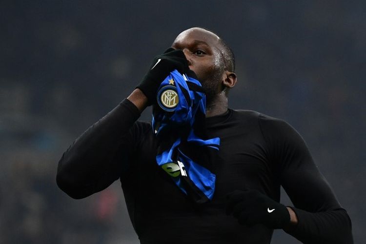 Penyerang Inter Milan, Romelu Lukaku, merayakan golnya dalam pertandingan Serie A antara Inter Milan vs AC Milan di Stadion San Siro, Minggu (9/2/2020).