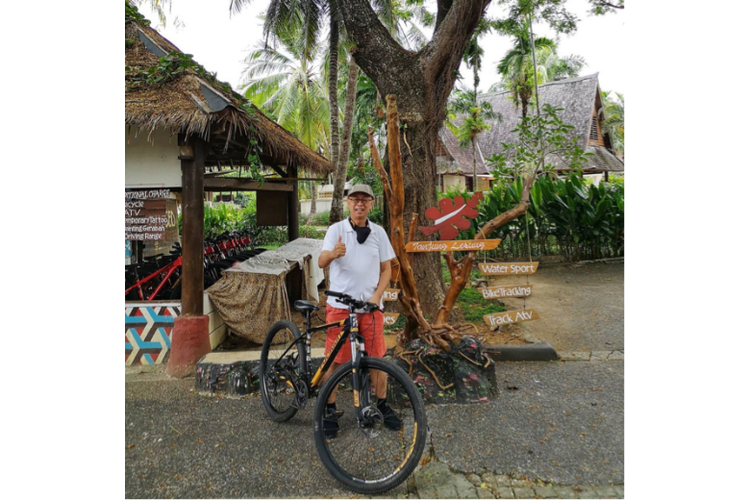 Anton Thedy saat bersepeda keliling kawasan wisata Tanjung Lesung
