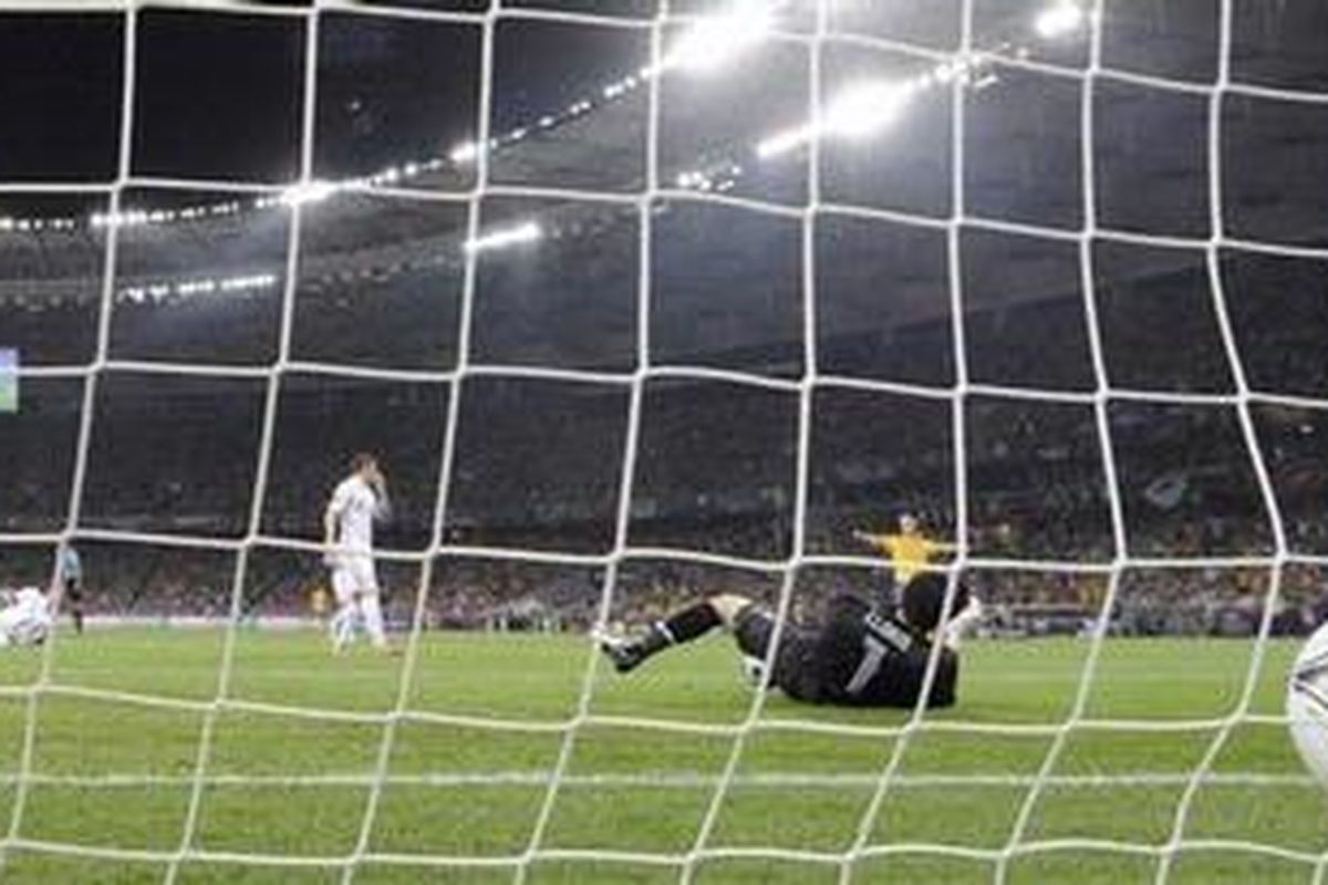 Bola hasil tembakan penyerang Swedia, Zlatan Ibrahimovic, bersarang di gawang Perancis, yang dijaga kiper Hugo Lloris, pada pertandingan ketiga Grup D, di Kiev, Selasa (19/6/2012).