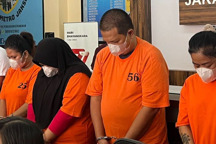 Empat tersangka penyelenggara pesta seks di hotel kawasan Semanggi, Jakarta Selatan, saat ditunjukkan di Mapolres Metro Jakarta Selatan, Selasa (14/9/2023) 