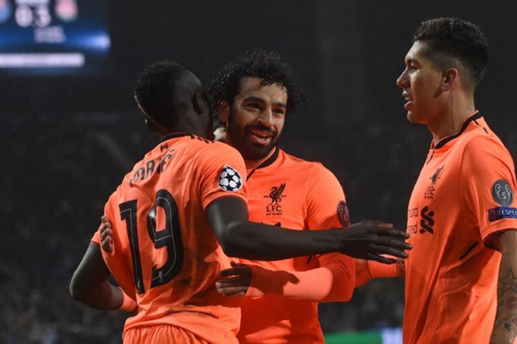 Pemain Liverpool FC, Sadio Mane, merayakan golnya bersama Mohamed Salah dan Roberto Firmino dalam laga leg pertama babak 16 besar Liga Champions kontra FC Porto di Stadion Dragao, Porto, Portugal pada 14 Februari 2018.
