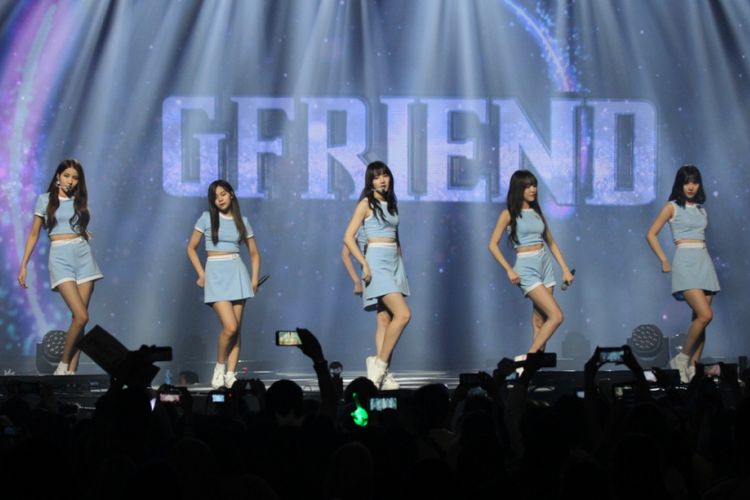 GFriend tampil dalam Music Bank in Jakarta di JIExpo Kemayoran, Jakarta Pusat, Sabtu (2/9/2017) malam.