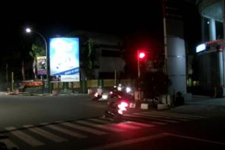 Sejumlah Bembalap Liar saat melakukan aksinya melintasi Lampu merah di Jalan Veteran Kota Parepare, Sulawesi Selatan