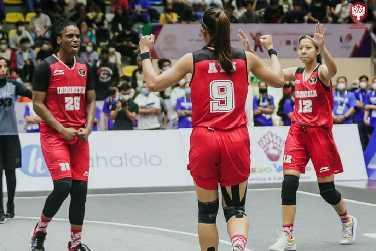 Para pemain timnas bola basket 3x3 putri Indonesia meraih medali perunggu dalam SEA Games 2021 di Vietnam. Mereka menang atas Filipina, Sabtu (14/5/2022).