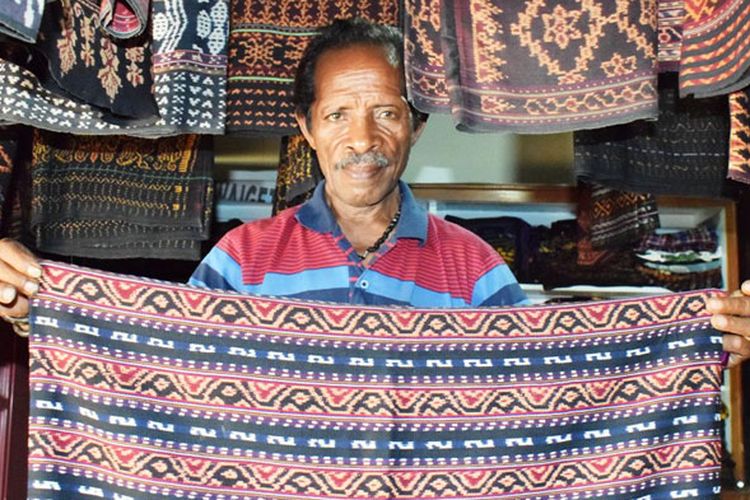 Tadeus Tara, seorang penjual kain tenun asal Kecamatan Mapitara di Pasar Alok, Maumere, Kabupaten Sikka, Nusa Tenggara Timur, Selasa (9/4/2019).