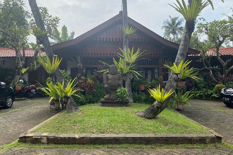 Tampak halamn depan bangunan utama Museum di Tengah Kebun