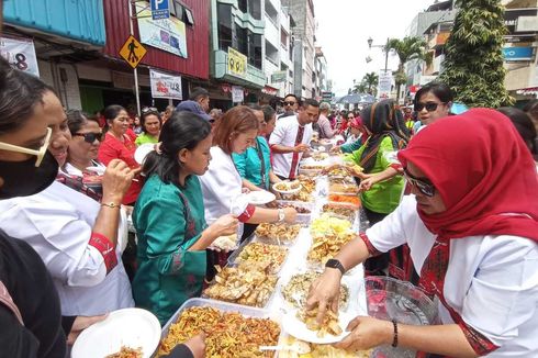 Warga Makan Bersama Sepanjang 200 Meter untuk Rayakan HUT Kota Ambon