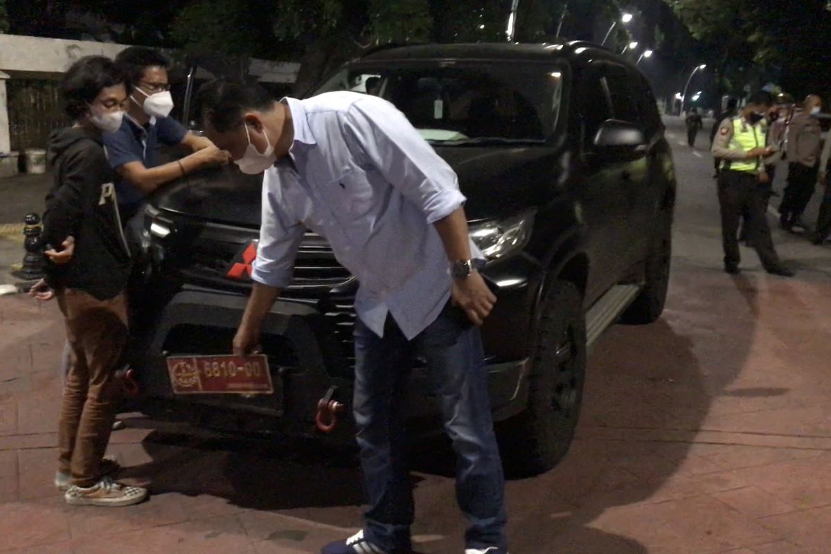 Polisi mengamankan pengemudi dan mobil Pajero yang menggunakan pelat dinas mirip TNI di Jalan Bulungan Raya, Kramat Pela, Kebayoran Baru, Jakarta Selatan pada Minggu (12/9/2021) pukul 03.00 WIB.