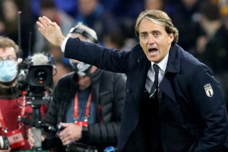 Pelatih timnas Italia, Roberto Mancini, memberikan instruksi kepada anak asuhnya saat melawan Irlandia Utara pada laga pamungkas Grup C Kualifikasi Piala Dunia 2022 Zona Eropa. Terkini, Mancini resmi menjadi pelatih timnas Arab Saudi.