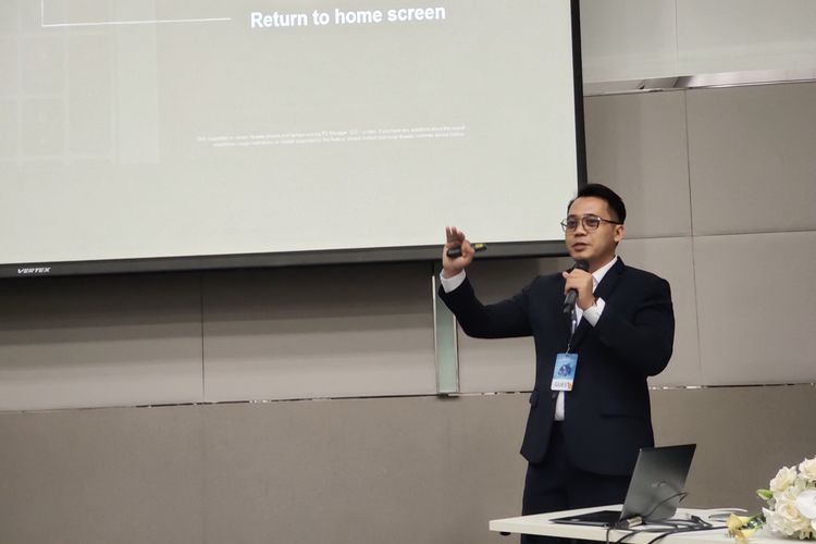 Training Director, Huawei Device Indonesia Edy Supartono mengumumkan harga Huawei MateBook X Pro 2022 untuk pasar Indonesia, selepas acara peluncuran bertajuk Huawei APAC Smart Office Launch 2022 di Bangkok, Thailand, rampung.