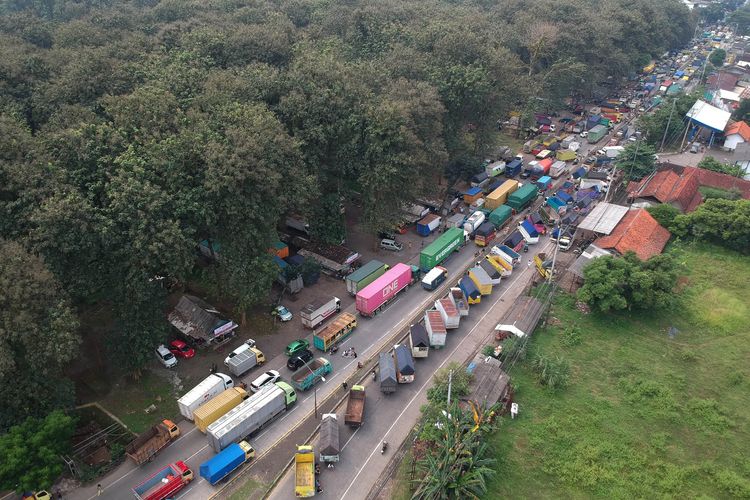 Foto udara suasana kemacetan jalur pantura Banyuputih saat aksi truk mogok beroperasi di Kabupaten Batang, Jawa Tengah, Jumat (20/6/2025). Aksi mogok yang diikuti sekitar 1.500 sopir truk dan pengusaha truk itu menuntut revisi ketentuan Over Dimension Over Loading (ODOL).
