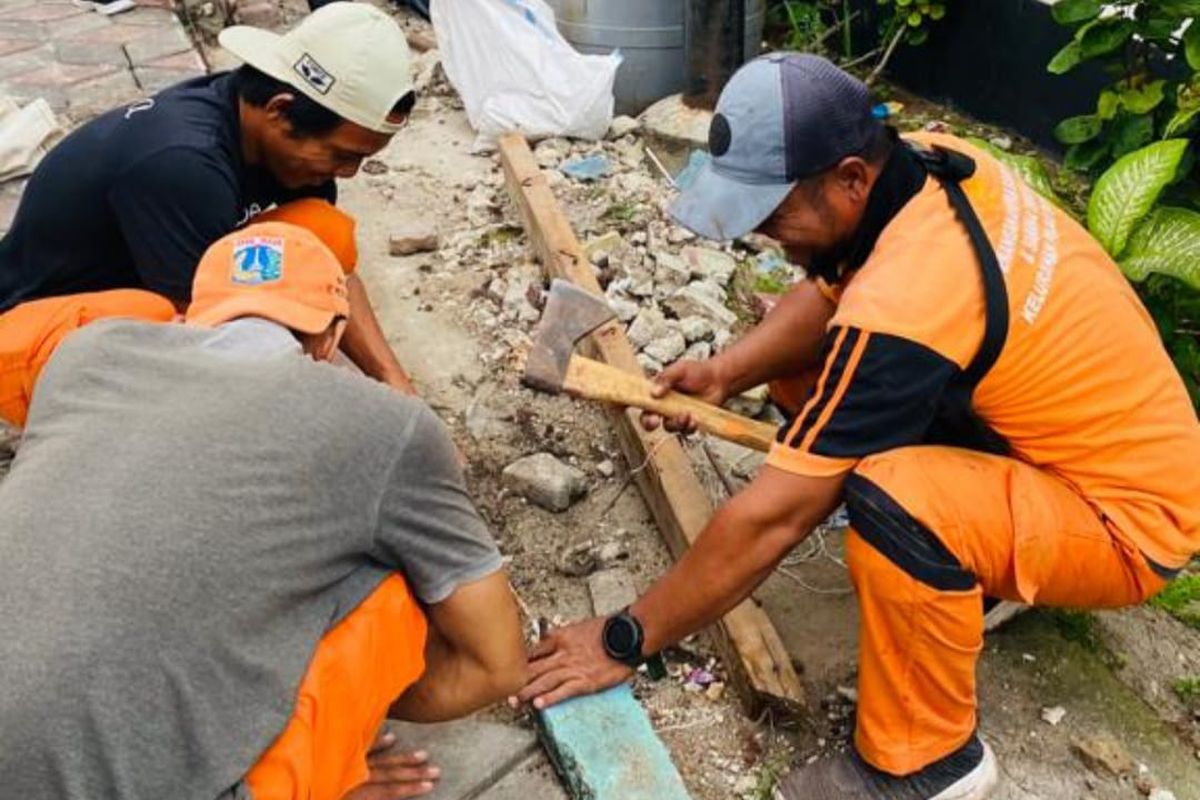 Petugas PPSU memperbaiki 15 titik ruas jalan di Pulau Panggang, Kepulauan Seribu yang mengalami kerusakan. Kerusakan jalan ini disebut akibat air hujan dan seringnya kendaraan melintas. 