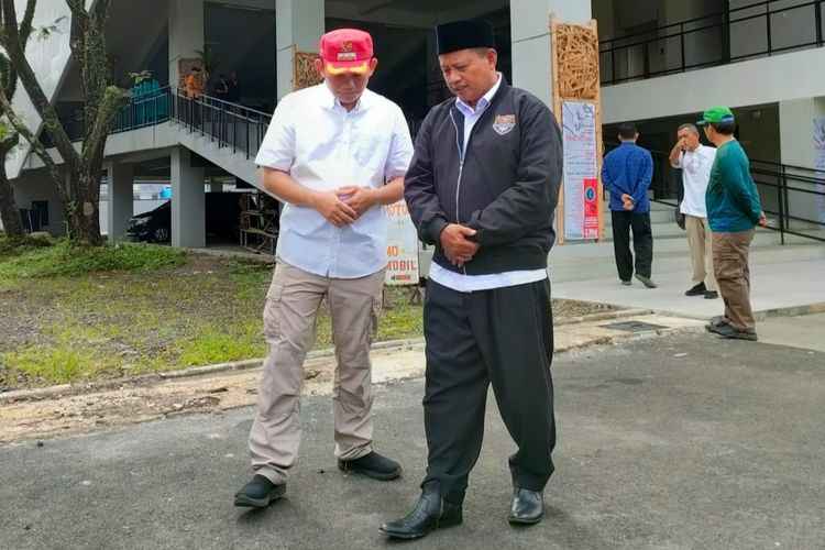 Wakil Gubernur Jawa Barat Uu Ruzhanul Ulum dan Pj Wali Kota Tasikmalaya Cheka Virgowansyah, mengecek lift bekas terpasang di bangunan GCC Kota Tasikmalaya, Jawa Barat, Jumat (12/5/2023).