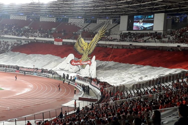 Koreografi yang dilakukan suporter timnas Indonesia di tribune selatan pada laga terakhir Grup B Piala AFF 2018 antara Indonesia vs Filipina di Stadion Utama Gelora Bung Karno, Jakarta, Minggu (25/11/2018).