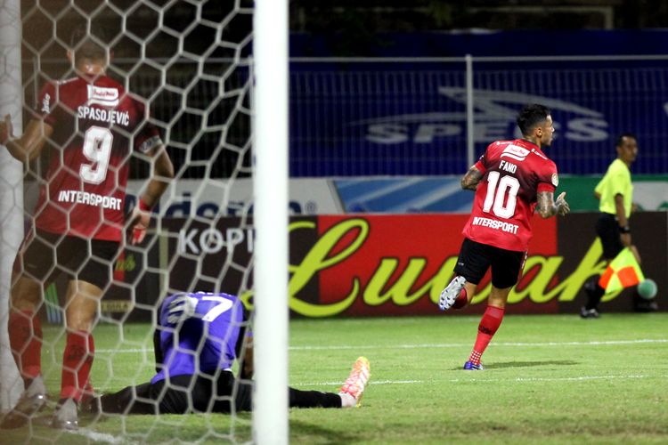 Pemain Bali United Stefano Lilipaly usai mencetak gol ke gawang PSM Makassar saat pertandingan pekan 23 Liga 1 2021-2022 yang berakhir dengan skor 2-2 di Stadion I Gusti Ngurah Rai Denpasar, Senin (7/2/2022) malam.