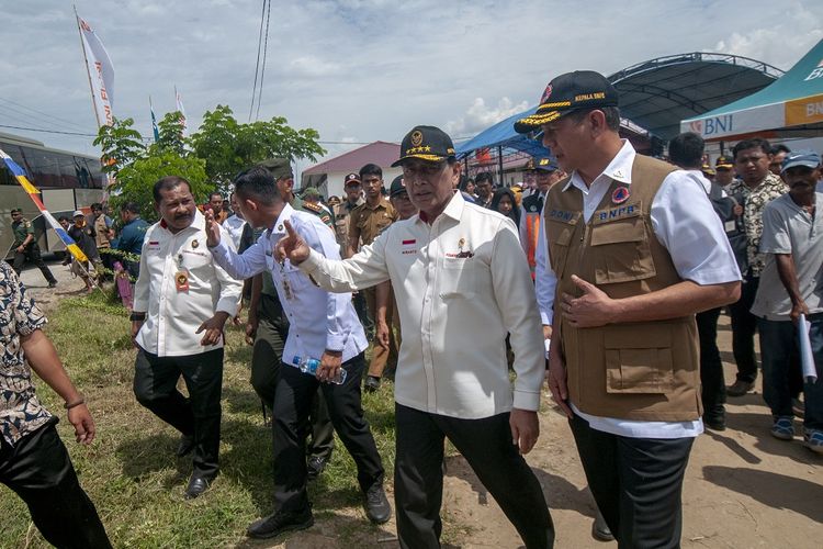 Menko Polhukam Wiranto (kedua kanan) berbincang dengan Kepala BNPB Letjen TNI Doni Monardo (kanan) saat mengunjungi pengungsi korban bencana di kompleks Hunian Sementara (Huntara) Desa Mpanau, Sigi, Sulawesi Tengah, Senin (1/7/2019). Pemerintah melalui Menkopolhukam bersama kementerian terkait akan mempercepat proses rekonstruksi dan pemulihan agar warga yang terdampak bencana dapat segera kembali menjalani kehidupan dengan normal. ANTARA FOTO/Basri Marzuki/foc.