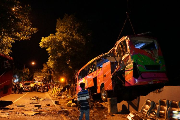 Kondisi bus yang mengalami kecelakaan di jalur Pantura Ketapang Banyuwangi Rabu (26/12/2018) jelang tengah malam. Tiga orang tewas seketika dalam kecelakaan tersebut