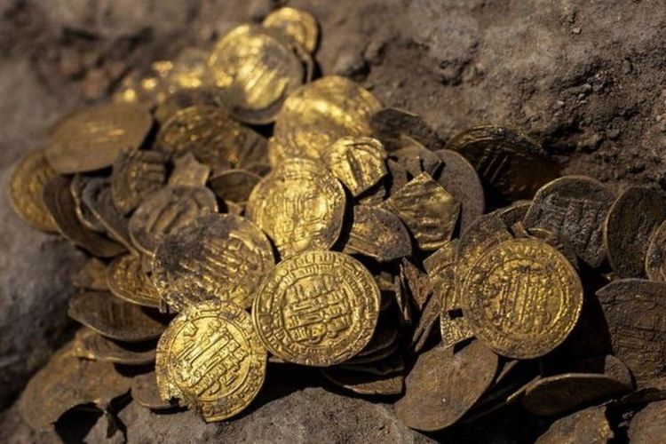 Koin-koin emas dari zaman Kekhalifahan Abbasiyah yang ditemukan oleh remaja Israel.