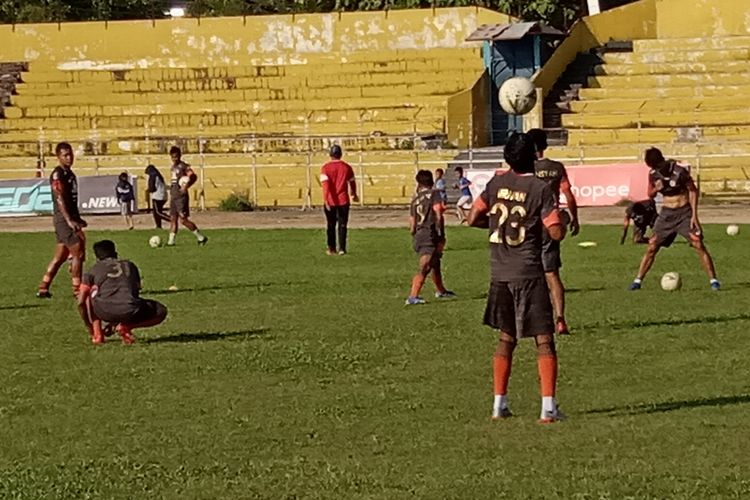 Pemain Semen Padang menggelar latihan di Stadion H. Agus Salim Padang