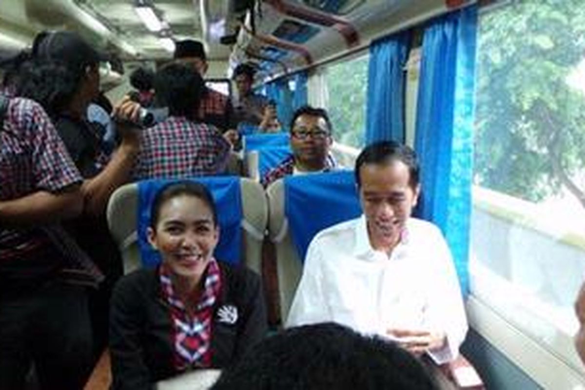 Calon Gubernur Jawa Barat Rieke Diah Pitaloka bersama Gubernur DKI Jakarta Joko Widodo duduk berdampingan di kereta Argo Parahyangan menuju Bandung. Jokowi akan menghadiri kampanye akbar Rieke-Teten di Cicalengka, Bandung, Sabtu, (16/2/2013).