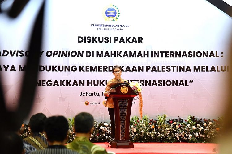 Menlu Retno Marsudi memberikan sambutan dalam ?Advisory Opinion di Mahkamah Internasional: Upaya Mendukung Kemerdekaan Palestina melalui Penegakan Hukum Internasional? di kantor Kementerian Luar Negeri (Kemenlu), Jakarta, Selasa (16/1/2024). 