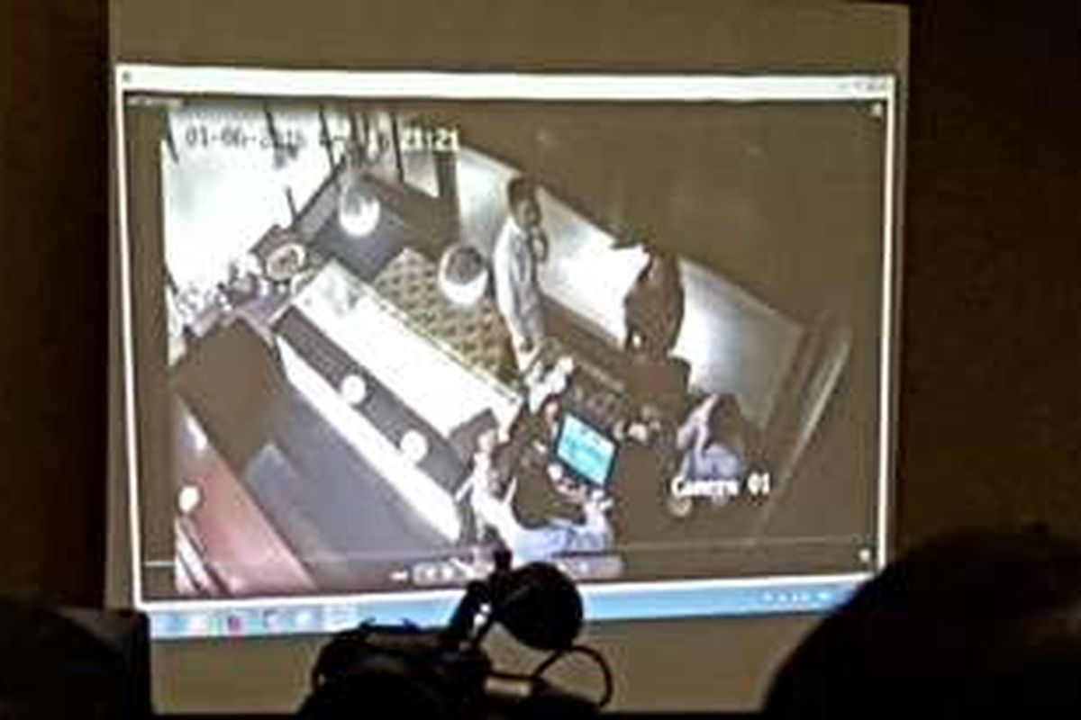 Tampilan CCTV kafe Olivier yang ditampilkan di sidang lanjutan mengadili Jessica Kumala Wongso, terdakwa kasus pembunuhan Wayan Mirna Salihin, di Pengadilan Negeri Jakarta Pusat, Rabu (27/7/2016). Dalam tayangan ini, terlihat Jessica berbincang dengan kasir bernama Zukiah dan pelayan bernama Marlon Alex Napitupulu. 