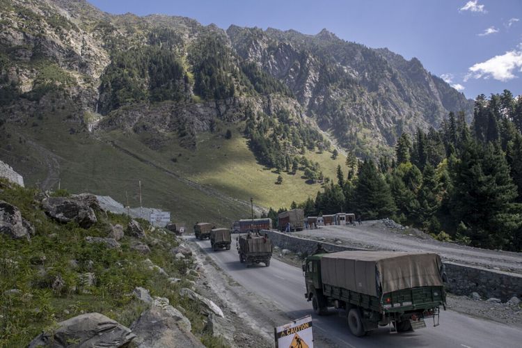Pasukan India konvoi di jalan Srinagar-Ladakh di Gagangeer, daerah timur laut dari Srinagar, India, 9 September 2020. Situasi di perbatasan China dan India di wilayah Himalaya kembali panas setelah dua tahun relatif tenang. Pasukan patroli India dan China kembali bentrok pada 9 Desember 2022. 