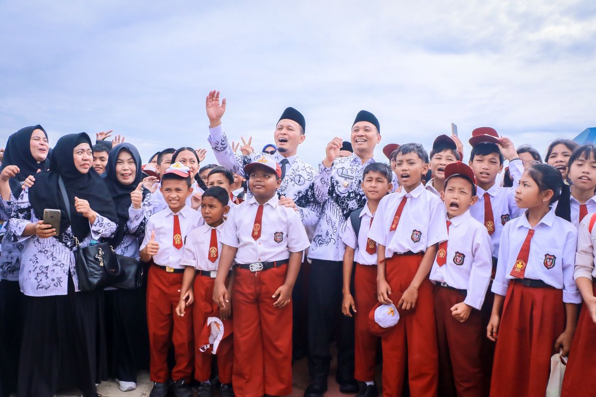 Wali Kota Pekanbaru, Agung Nugroho dalam upacara Peringatan Hari Guru di lapangan Gedung Utama Kompleks Perkantoran Tenayan Raya, Selasa (25/11/2025). 
