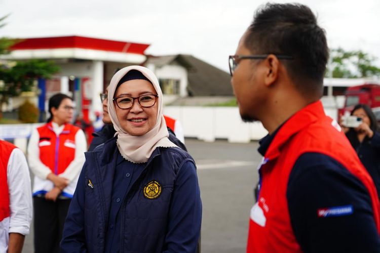 Kepala Badan Pengatur Hilir Minyak dan Gas Bumi (BPH Migas) Erika Retnowati saat memantau penyediaan dan distribusi BBM di wilayah Tasikmalaya, Jawa Barat, Rabu (12/4/2023).
