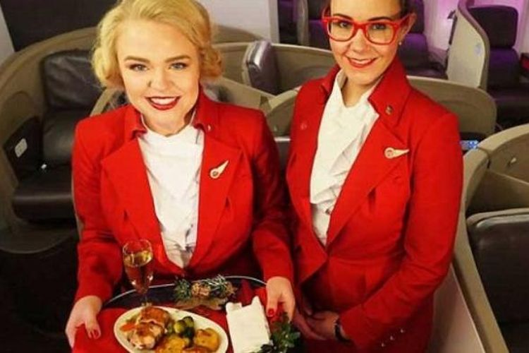 Makan malam Natal dengan daging kalkun di Virgin Airlines.