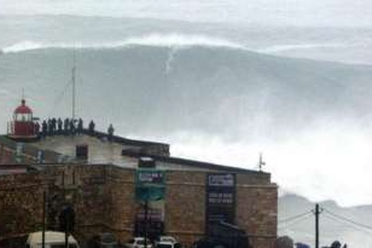 Sebuah gelombang laut yang sangat besar di Nazare, pesisir Samudera Atlantik Portugal.