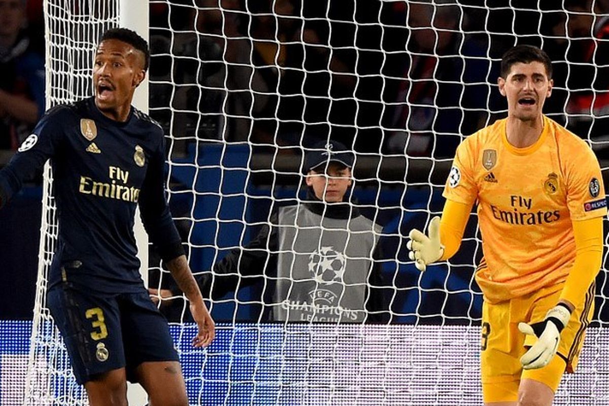 Eder Militao dan Thibaut Courtois tampak mempertanyakan keputusan wasit pada pertandingan PSG vs Real Madrid dalam matchday 1 Liga Champions di Parc des Princes, 18 September 2019. 