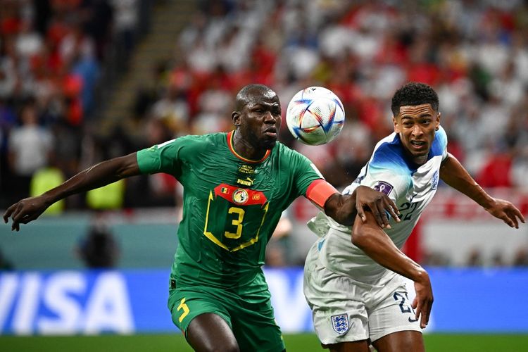 Hasil Inggris vs Senegal mempertemukan duel Kalidou Koulibaly (kiri) dengan Jude Bellingham pada laga babak 16 besar Piala Dunia 2022 di Stadion Al-Bayt, Doha, pada 4 Desember 2022.