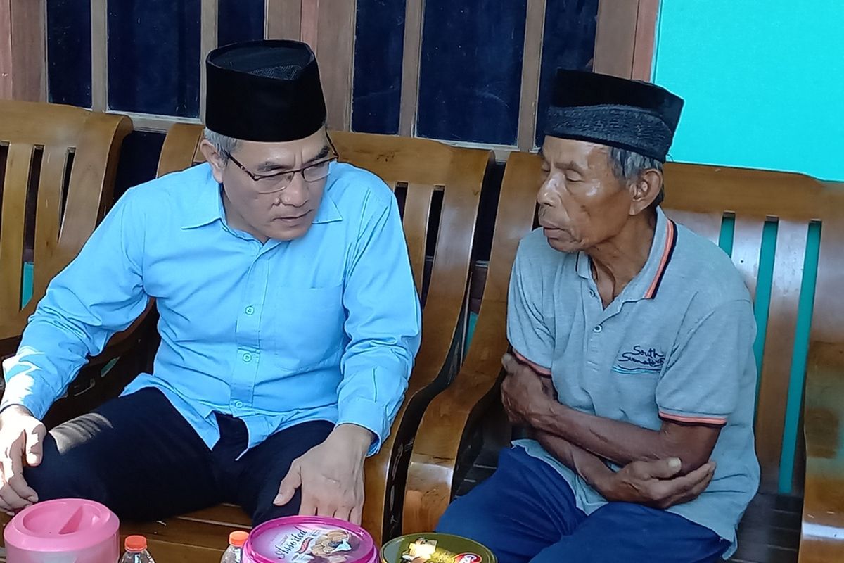 Bupati Bantul Abdul Halim Muslih saat datangi Mbah Tupon, beri dukungan dan minta Mbah Tupon tenang, Selasa (29/4/2025)