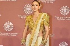 Penampilan Glamor Gigi Hadid Pakai Sari India Bernuansa Keemasan