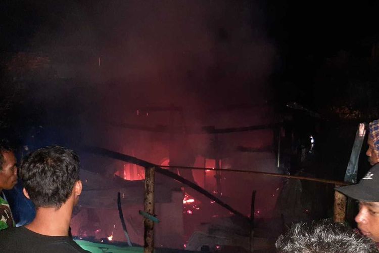 Tiga rumah di Desa Sape, Kecamatan Sape, Kabupaten Bima, NTB dilaporkan terbakar, Kamis (6/10/2022) dini hari. Akibat kejadian itu, dua orang tewas terpanggang.
