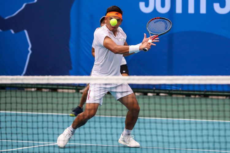 Pasangan ganda campuran timnas tenis Indonesia, Christopher Rungkat saat menghadapi pasangan dari Thailand, Shanchai Ratiwatana/Tamarine Tanasugarn di Rizal Memorial Tennis Centre, Manila, Filipina, Sabtu (7/12/2019). Christoper Rungkat/Aldila Sutjiadi, merebut medali emas pada SEA Games 2019 dengan mengalahkan Shanchai Ratiwatana/Tamarine Tanasugarn, 4-6, 6-4, (10-8) pada partai final SEA Games 2019.