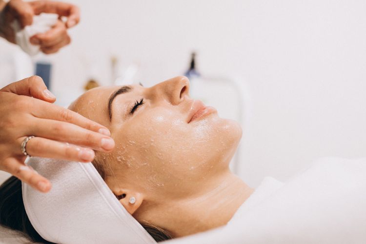 Menjajal Facial Brightening untuk Wajah Tampak Cerah dan Segar