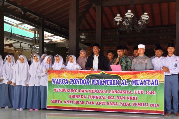 Warga Ponpes Al Muayyad Solo Mendukung dan Menjaga Pancasila, UUD 1945, Bhinneka Tunggal Ika, dan NKRI, serta Anti Hoax dan Anti SARA pada Pemilu 2019 di Solo, Jawa Tengah, Selasa (27/11/2018).